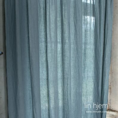 Blåaktig grå gardin av lin.