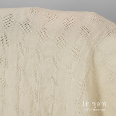 Gulaktig linstoff med romber.