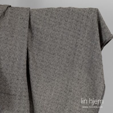 Vasket svart linstoff med romber.