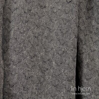 Svart linstoff med romber.