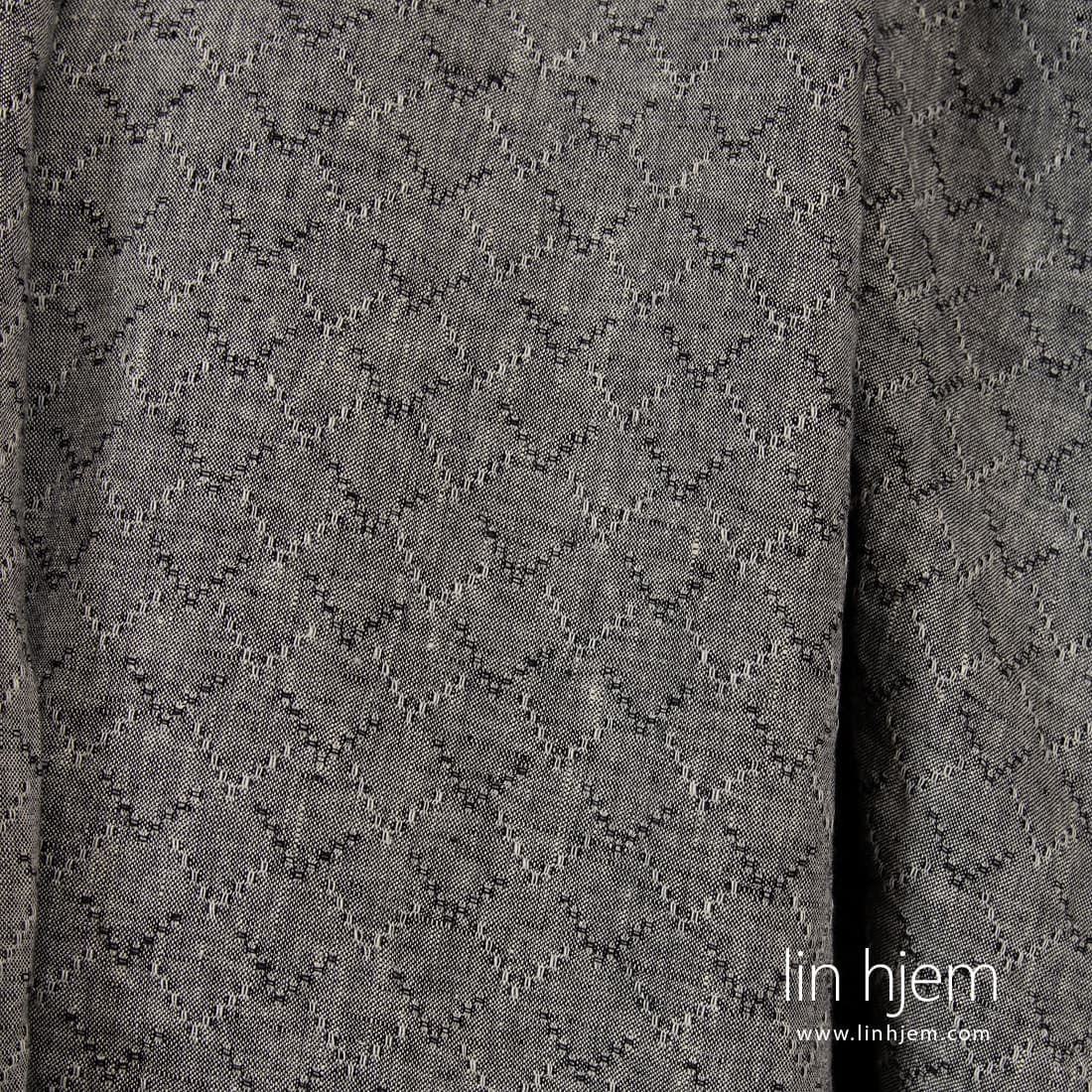 Svart linstoff med romber.