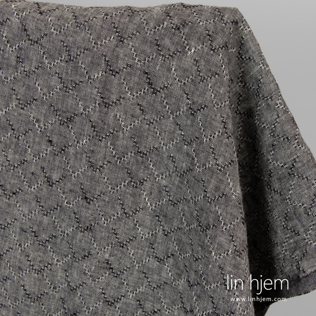 100% linstoff i svart farge.