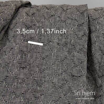 Svart 100% linstoff i romber.