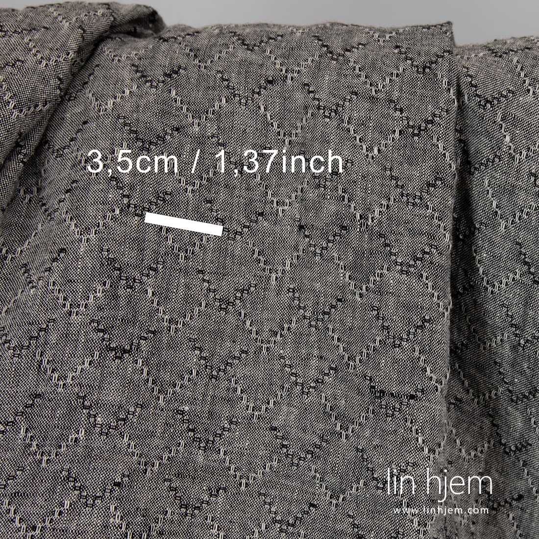 Svart 100% linstoff i romber.