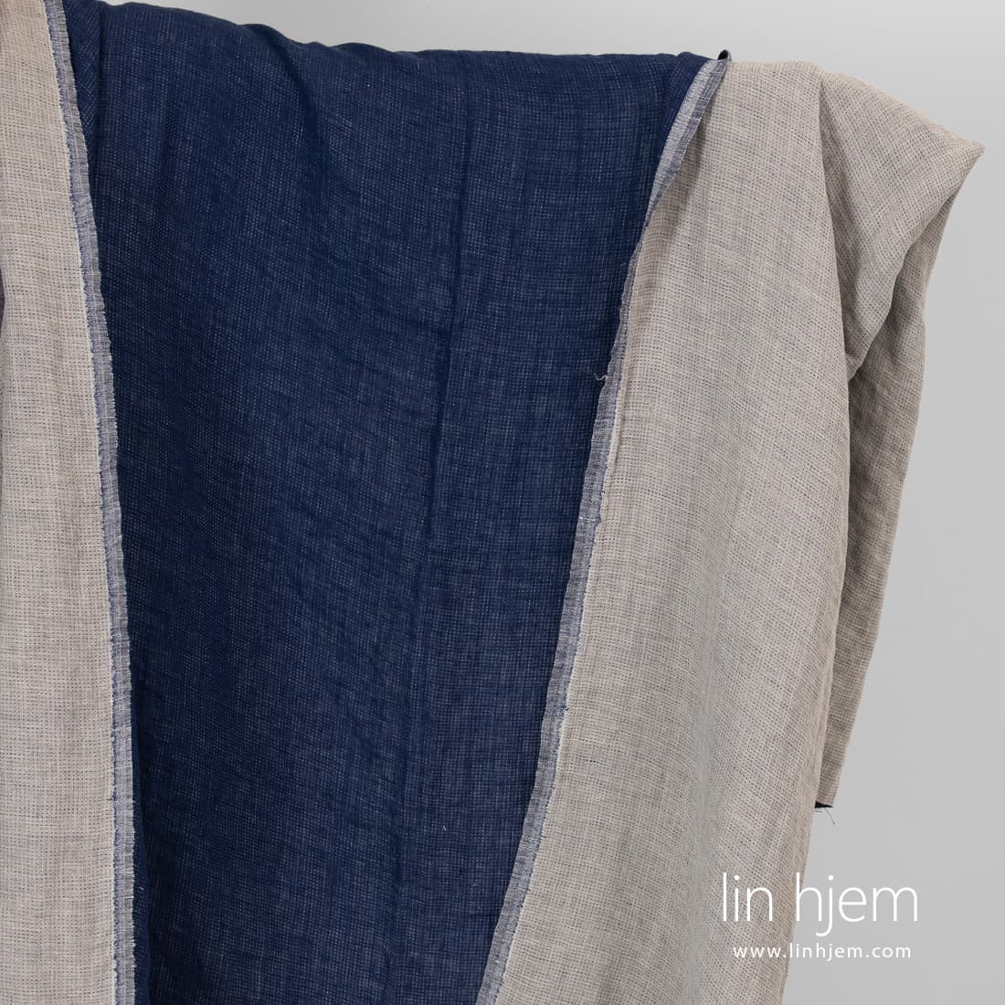 Vasket tosidig blått-grått linstoff.