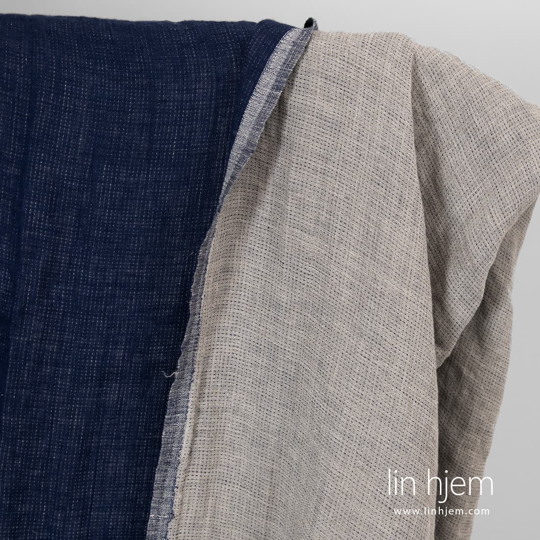 Tosidig blått-grått linstoff.