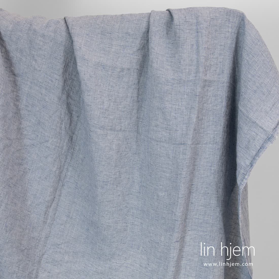 Vasket blåaktig grått linstoff i ruter.