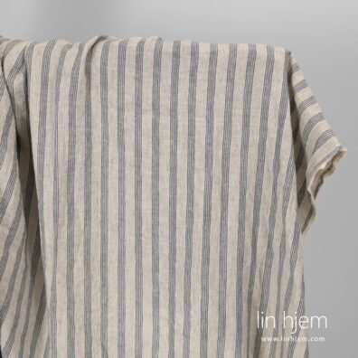 Vasket linstoff i blå gulaktig striper.