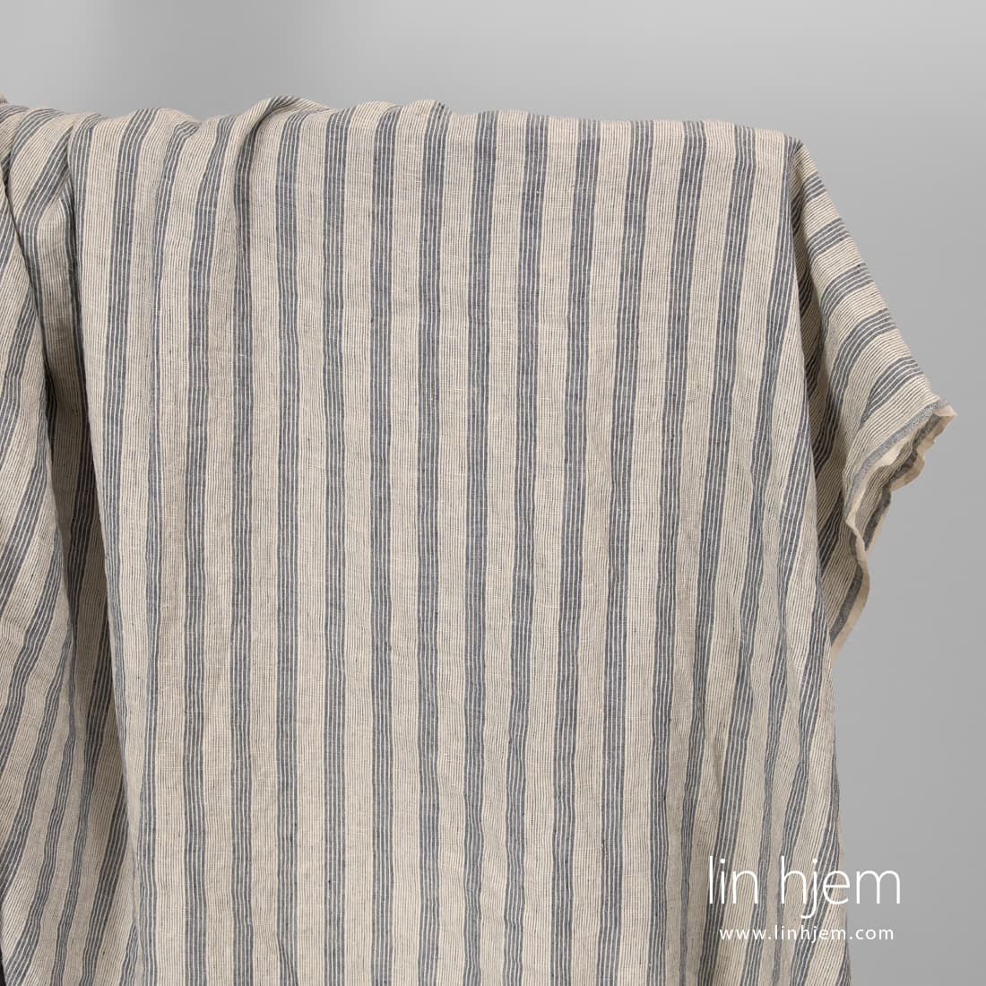 Vasket linstoff i blå gulaktig striper.