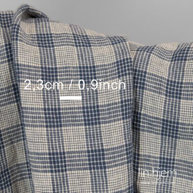 Rutete vasket linstoff i gulaktig blå farge.