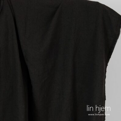 Vasket mønstret halvlin stoff i svart farge.