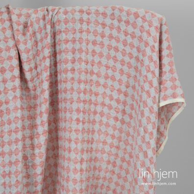 Vasket halvlin stoff i røde romber.