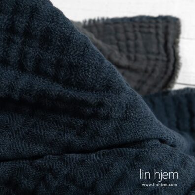 Blått pledd av lin-bomull stoff.