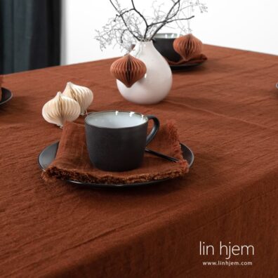 100% linduk i brun farge.