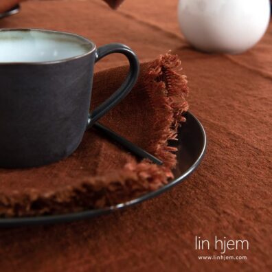 100% linserviett i brun farge.