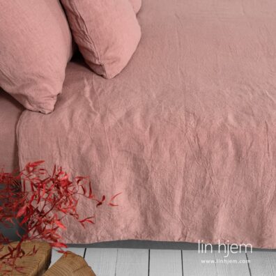 ROSA sengesett i lys brun farge.