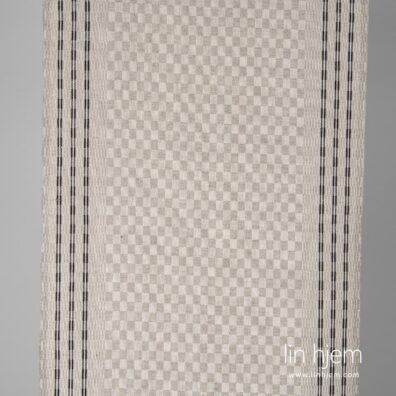 Grått rutete halvlin stoff.