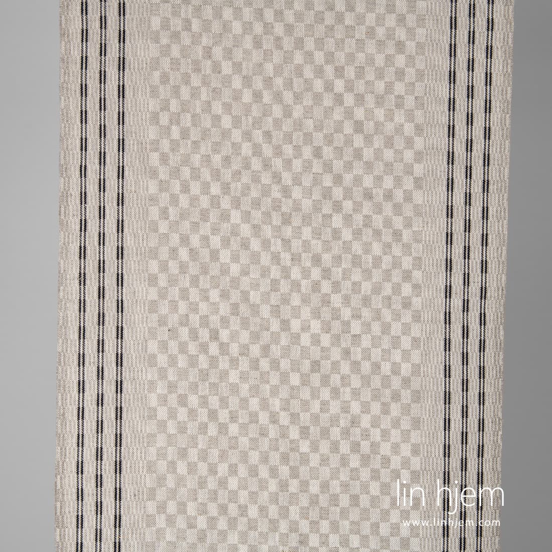 Grått rutete halvlin stoff.