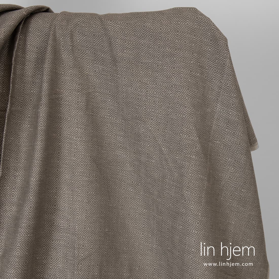 Halvlin stoff i brune romber.