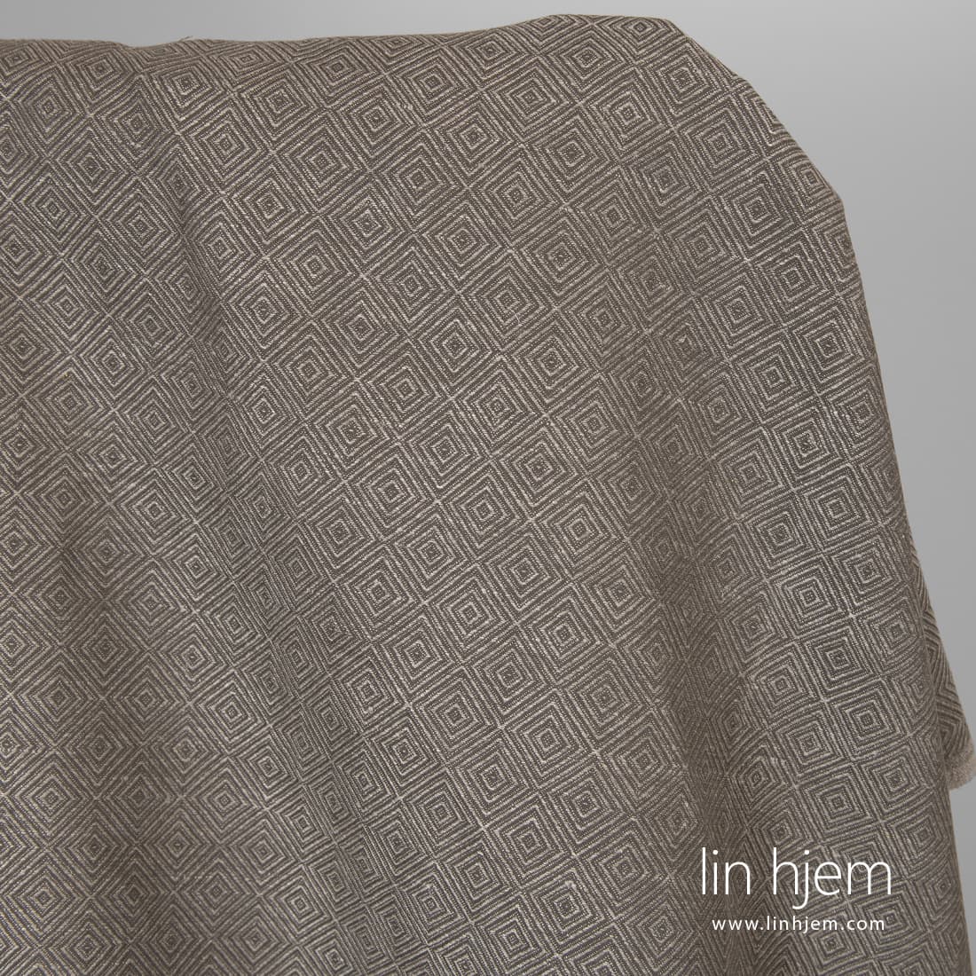 Brunt halvlin stoff i romber.