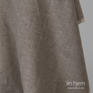 Lin-bomull stoff i brun farge.