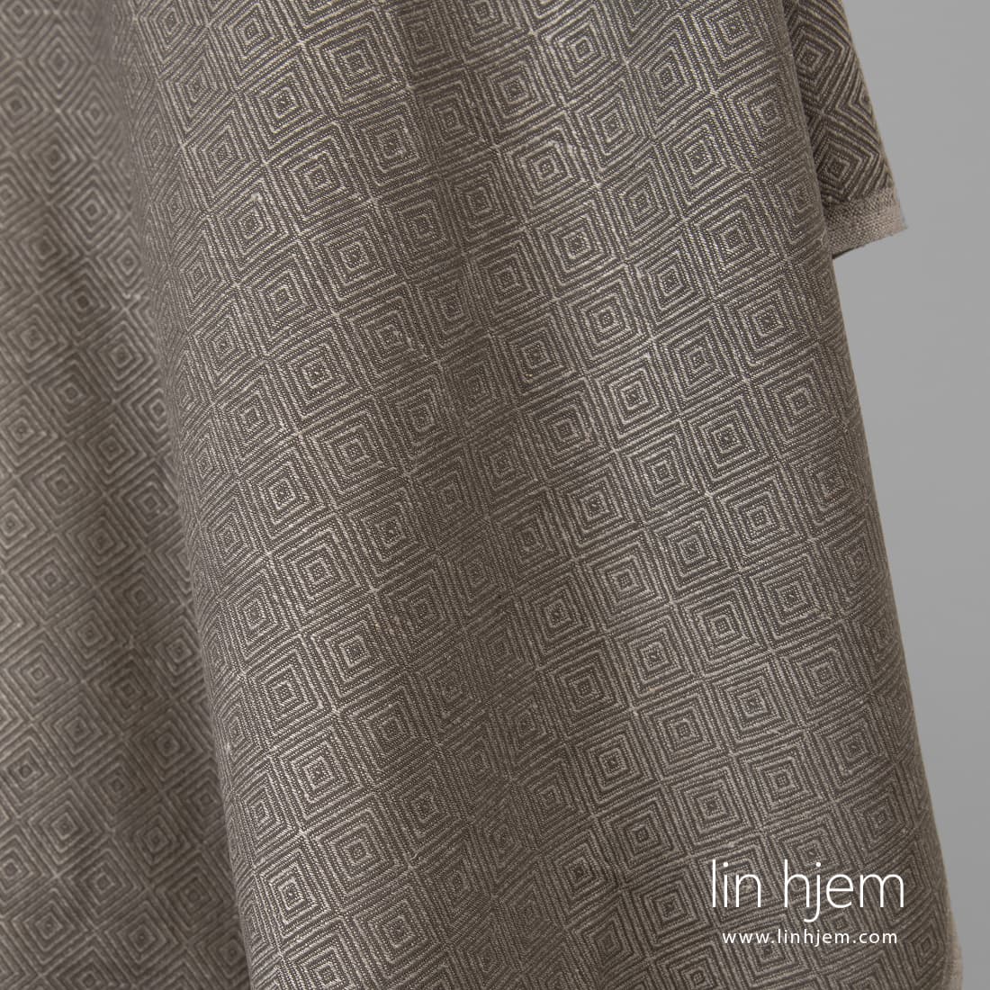 Lin-bomull stoff i brun farge.