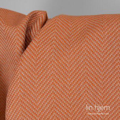 Halvlin stoff i oransje farge.