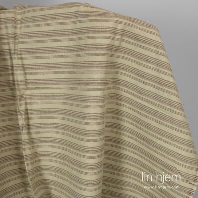 Grønnaktig halvlin stoff i brune striper.