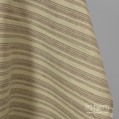 Stripete grønnaktig halvlin stoff.