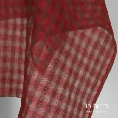 100% linstoff i ruter, rødt-brunt.