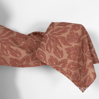 Brunt halvlin stoff med blomster.