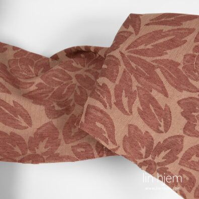 Brunt halvlin stoff, blomstrete.