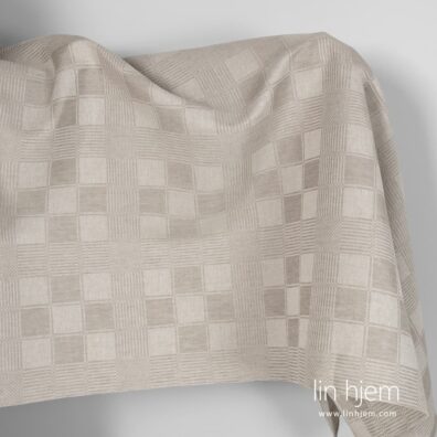 Rutete brunaktig halvlin stoff.