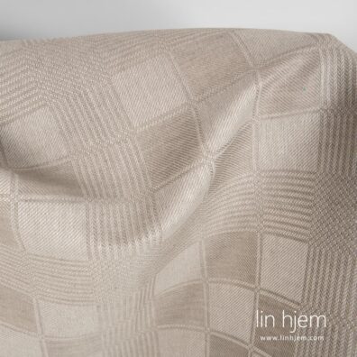 Brunaktig rutete halvlin stoff.