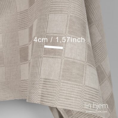 Halvlin stoff i ruter, brunaktig.