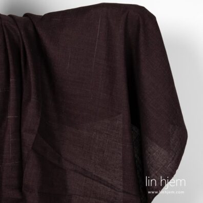 Mørkerødt linstoff i hvite striper.