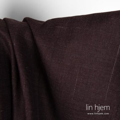 Stripete mørkerødt linstoff.