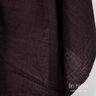 Mørkerødt 100% linstoff i striper.