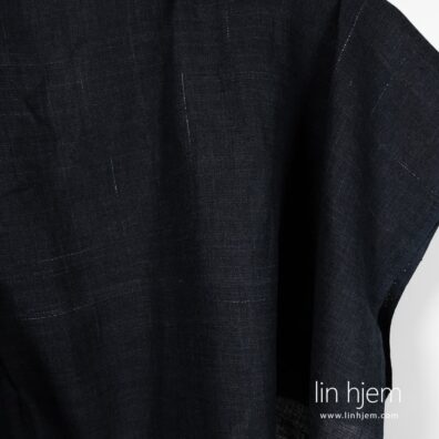 Hvitt stripete linstoff i mørk blå farge.