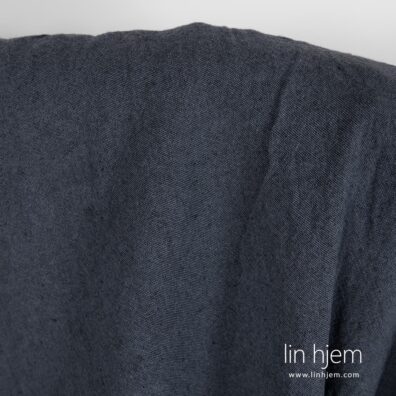 Blått-grått bredt halvlin stoff.