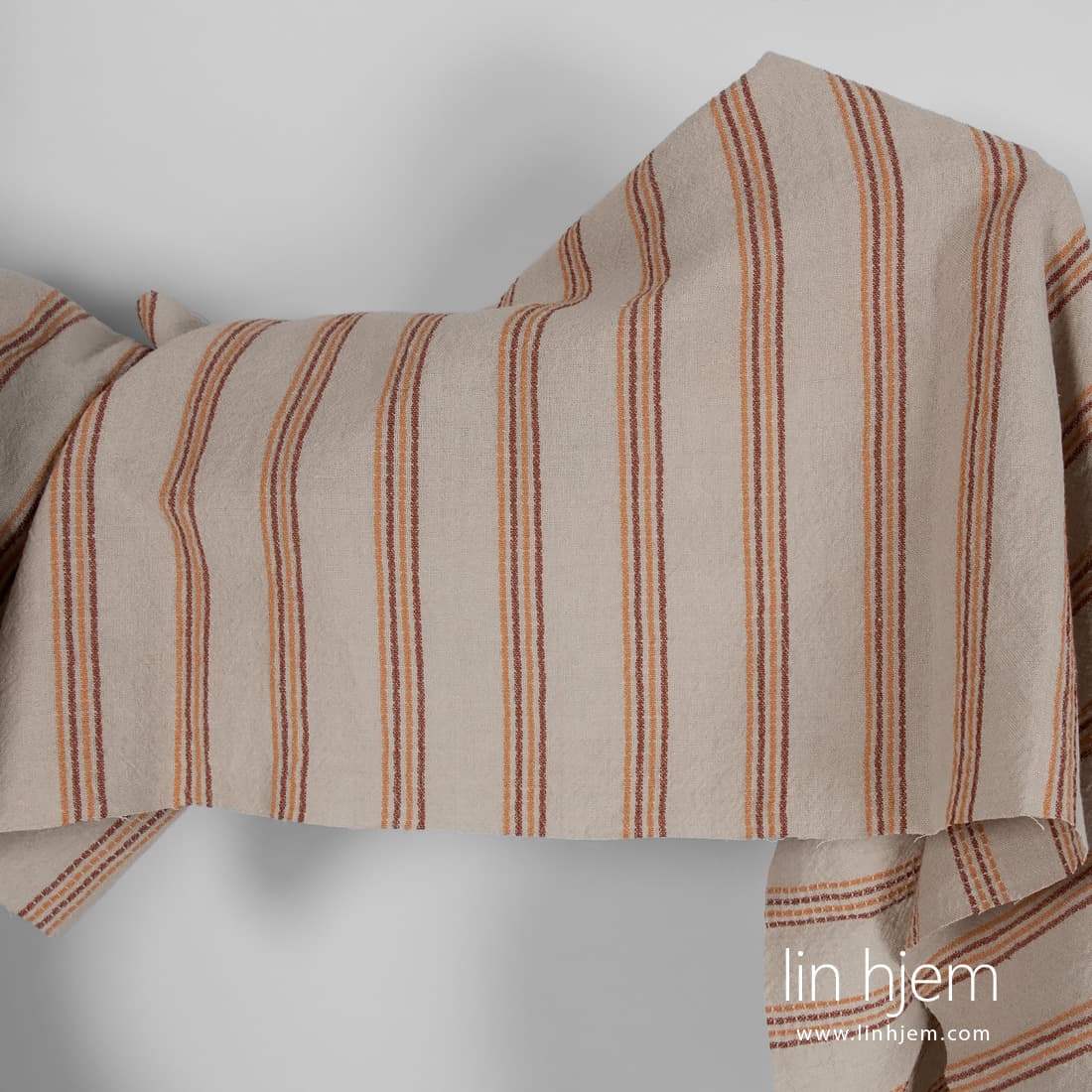 Bredt vasket brunaktig halvlin stoff i brune striper.