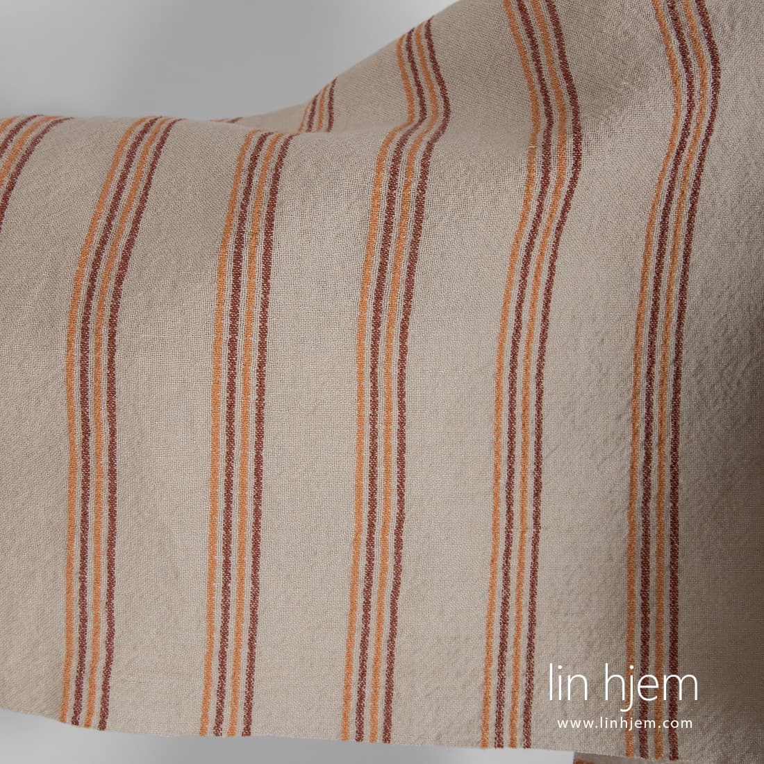 Vasket bredt brunaktig halvlin stoff.