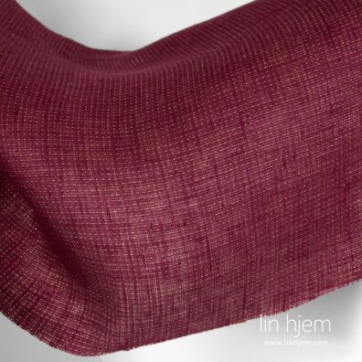 Mørkerødt skinnende linstoff.