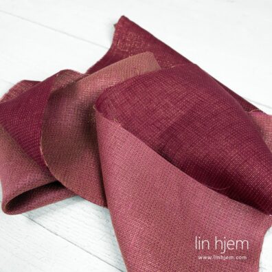 Polyester-lin stoff i mørk rød.