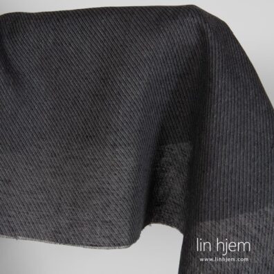 100% linstoff i grå, svart.