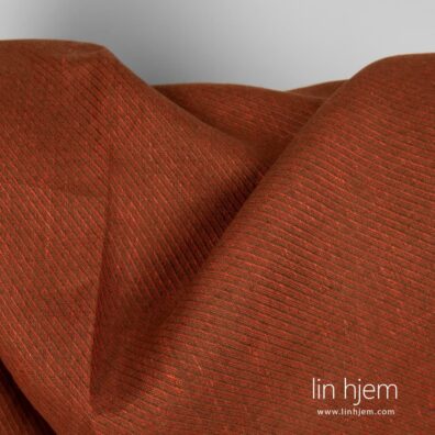 Stripete 100% linstoff i oransje farge.