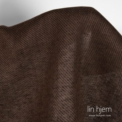 Brunt stripete linstoff.