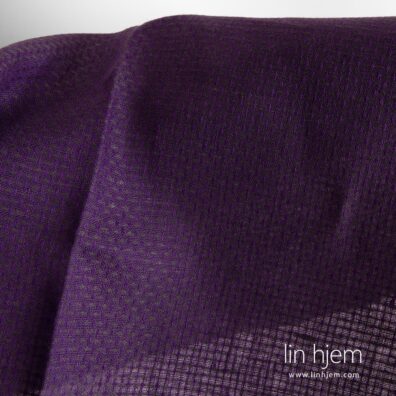 Lilla farget mønstret linstoff.