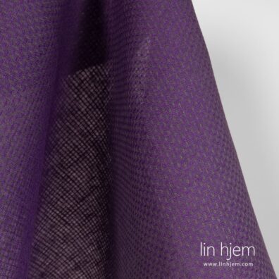 100% linstoff i lilla farge.