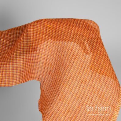 Oransje rutete gjennomsiktig linstoff.